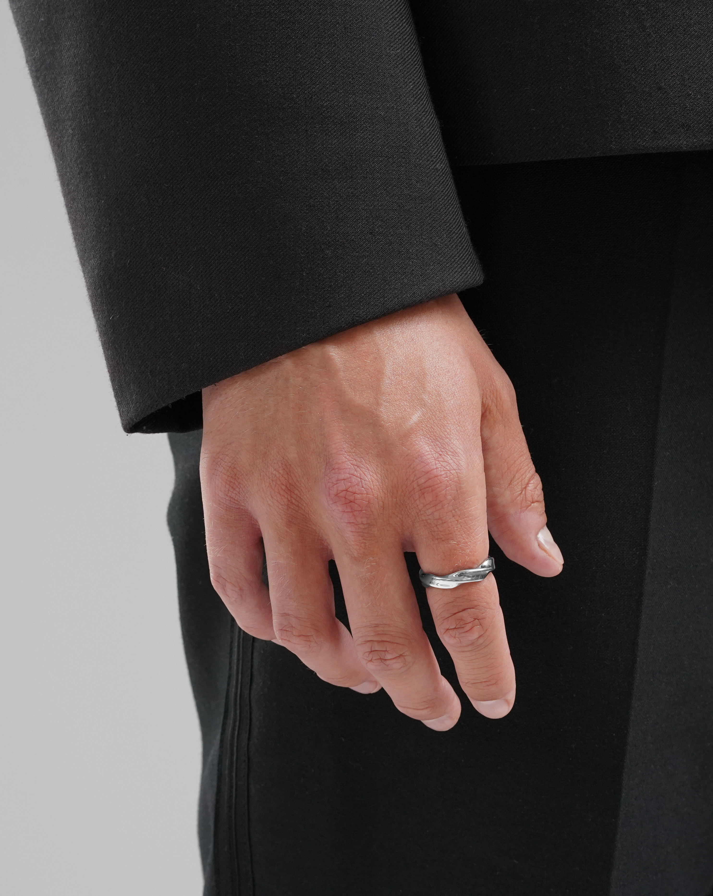 Silver spinning band ring Acardi. on model. Sleek minimalistic ring. Men's jewellery.