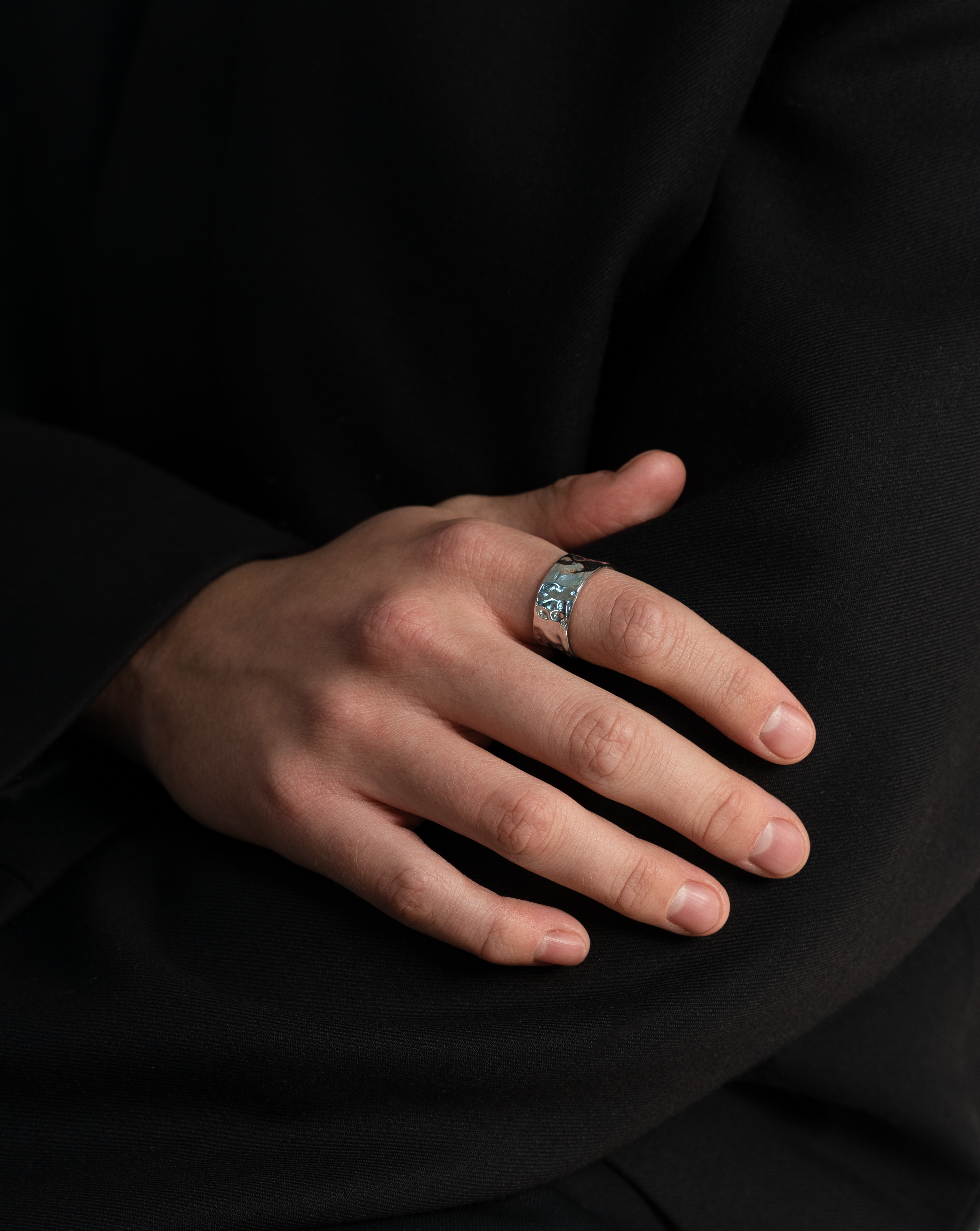 Acardi Men's silver hammered minimalistic band ring on model
