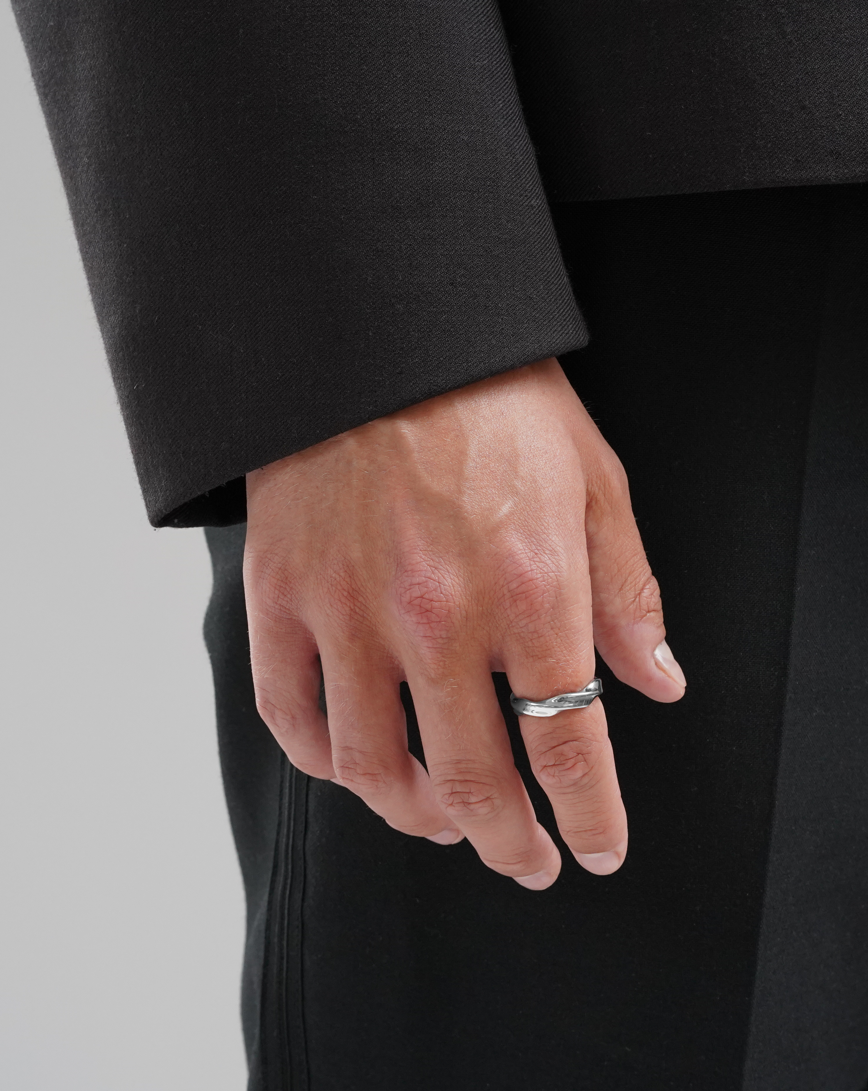 Silver spinning band ring Acardi. on model. Sleek minimalistic ring. Men's jewellery. 